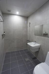 光州五月酒店的一间带卫生间和水槽的浴室