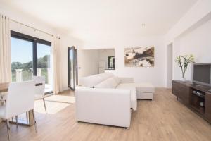 索塔Finca Batlet的客厅配有白色的沙发和桌子