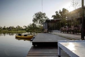 安帕瓦安帕瓦卡扎普拉图住宿加早餐旅馆的水面上有一个黄色船的码头