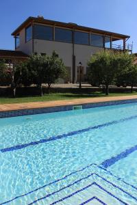 AngejaSolar do Alambique的一座大型游泳池,其建筑背景为:
