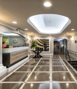 帕尔马新浪玛丽亚路吉亚酒店的走廊设有瓷砖地板和天窗