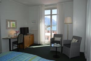 赫拉弗多纳别墅酒店的酒店客房带床、椅子和窗户