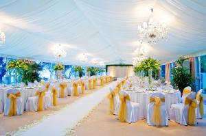 澳门鹭环海天度假酒店的婚礼宴会厅配有白色的桌椅