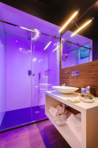 罗马DC Collection Spagna的浴室配有水槽和带紫色照明的淋浴