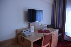 汉堡哈伯格老城酒店的客房设有带电话的书桌和电视。