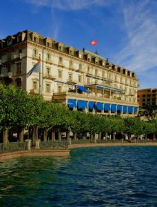 卢加诺斯普莱迪德皇家酒店的水体旁边的建筑物