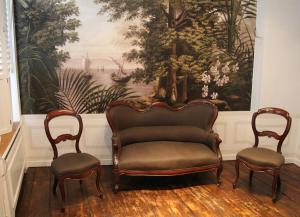 布鲁塞尔莱皮克森特住宿加早餐旅馆的一间设有两把椅子的房间和墙上的一幅画
