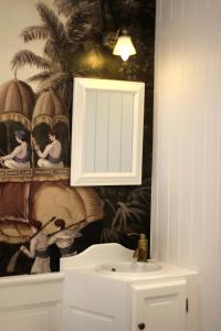 布鲁塞尔莱皮克森特住宿加早餐旅馆的浴室设有水槽和墙上的镜子