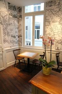布鲁塞尔莱皮克森特住宿加早餐旅馆的客房设有桌椅和窗户。