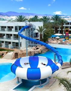 埃拉特莱昂纳多俱乐部埃拉特 - 全包酒店的度假村游泳池的水滑梯