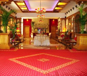 滨海莫厄朗科塔格庄园酒店的一间铺有红色地毯的大型大堂