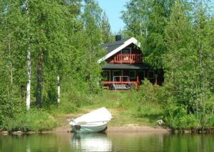 SuonenvaaraLoma Rinteelä的屋前水中的船