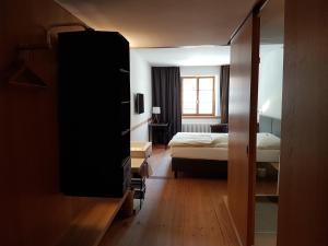 巴塞尔East West Hotel Basel的酒店客房带一张床和一间卧室