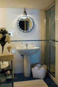 维耶特里马勒伦纳公寓 - 阿马尔菲海岸的一间带水槽和镜子的浴室