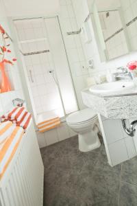 汉堡考克斯伽尼酒店的白色的浴室设有卫生间和水槽。