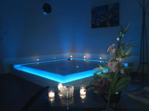 拉帕利斯海滨磨坊酒店的蓝色房间中带灯光的游泳池