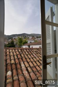 伊兹拉Areti的从窗户可欣赏到瓦屋顶的景色