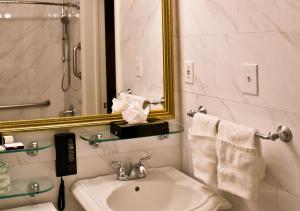 米尔布雷The Millwood的白色的浴室设有水槽和镜子