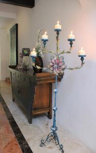 坎昆La Villa du Golf à Cancun Hotel Boutique的桌子上灯的烛台