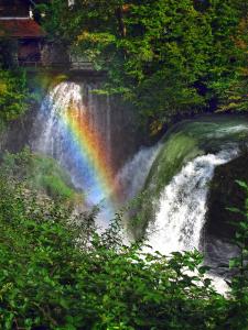 斯诺基罗扎客房旅馆的瀑布边的彩虹