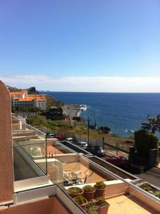 卡尼索Ventur Flat的从大楼的阳台上可欣赏到海景