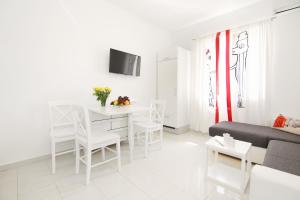 斯普利特Apartment LU的白色的客厅配有桌子和沙发