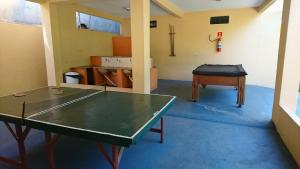 伊塔奥卡营地旅馆内部或周边的乒乓球设施