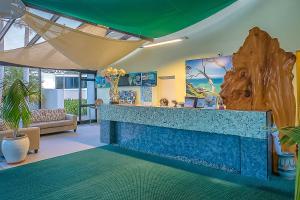 派西亚希亚太平洋度假酒店的大厅,房间有一个蓝色的大柜台