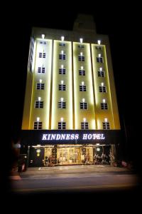 台南康桥商旅 - 台南赤崁楼馆的一座有灯光的建筑,晚上有一间友好的酒店