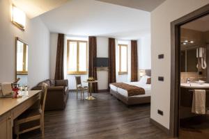 加尔达湖滨Hotel Portici - Romantik & Wellness的一间酒店客房 - 带一张床和一间浴室