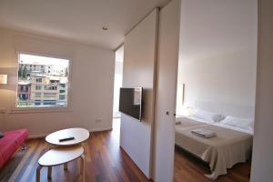赫罗纳Flateli Canalejas的白色的卧室设有床和窗户