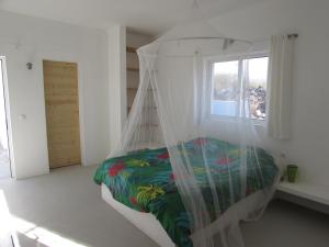 波多诺伏Cap-Azul的一间卧室配有一张带蚊帐的床