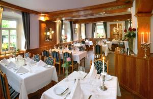梅拉内Romantik Hotel Schwanefeld & Spa的一间设有白色桌椅的用餐室