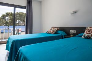 普拉加德阿罗RVHotels Apartamentos Treumal Park的海景客房 - 带两张床