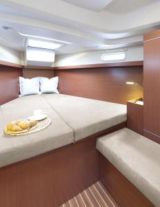 塞萨洛尼基艾尔尤尼船屋的船上的一张带一盘面包的床铺