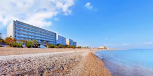 罗德镇地中海酒店的海边的建筑