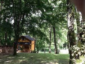 Civray-de-TouraineLe Clos de Mesvres的树木林立的小型木屋