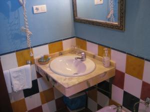 卡皮雷拉阿尔普哈拉卡斯卡佩尼亚斯旅馆的一间带水槽和镜子的浴室