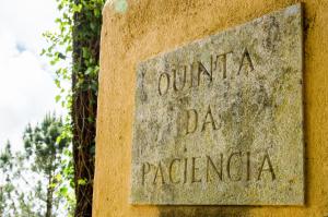 辛特拉Quinta da Paciencia的一块石头标志,读到统一的巴塔哥尼亚