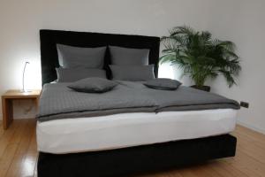 瓦尔堡Pension Franzbäcker的一张大床,上面有两个枕头