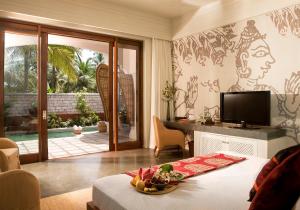 贝格尔喀拉拉邦泰贝卡Spa度假村的客厅配有桌子和电视