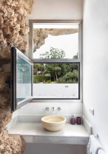 VillarrubiaCuevas del Pino Turismo Rural y Emocional SL的浴室设有大窗户和木碗