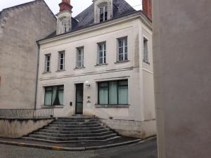 圣艾尼昂Maison du chatelain的前面有楼梯的白色建筑