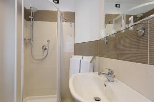 陶尔米纳阿斯托利亚别墅酒店的一间带水槽和淋浴的浴室