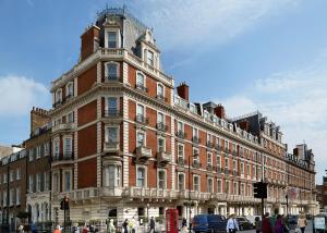 伦敦曼德维尔酒店的城市街道上一座大型红砖建筑