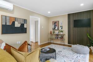 Bright Family Retreat Steps From Taupo Town