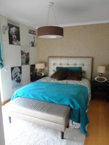 卡尼索Apartamento Raio de Sol的一间卧室配有一张带蓝色毯子的大床