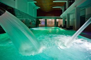 穆希纳克里米克SPA酒店的一个带水滑梯的游泳池