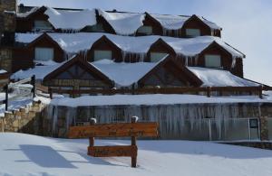卡薇亚惠尼夫德尔克罗SPA酒店的小屋前雪中的标志