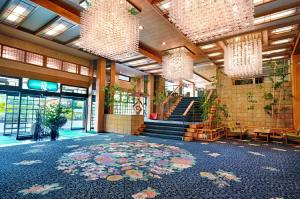富士河口湖富士河口湖温泉湖南庄酒店的大楼一层有大地毯的大堂